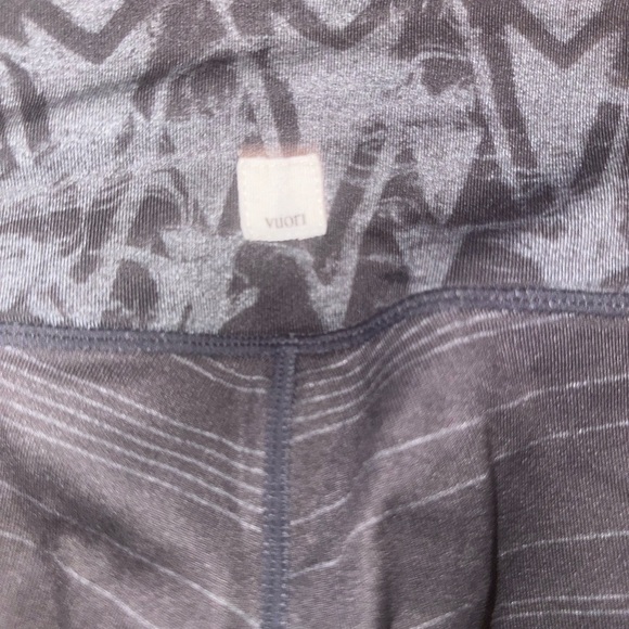 Vuori Cropped Gray Striped Leggings Size Small - Picture 4 of 4